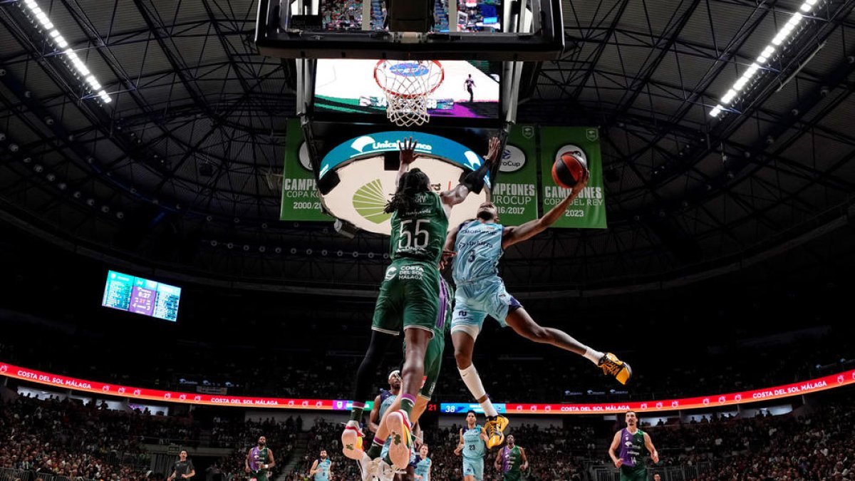 Montero penetra en una acció del partit de dissabte a Màlaga.