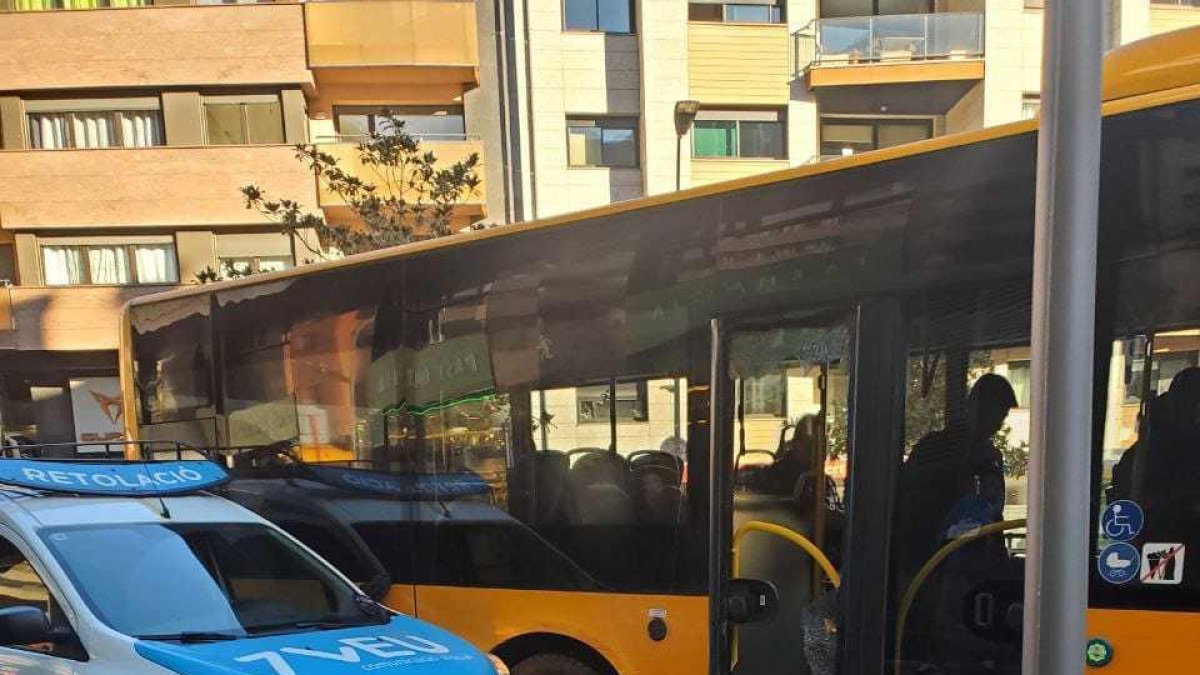 El vidre de la porta del bus s'ha trencat per la topada