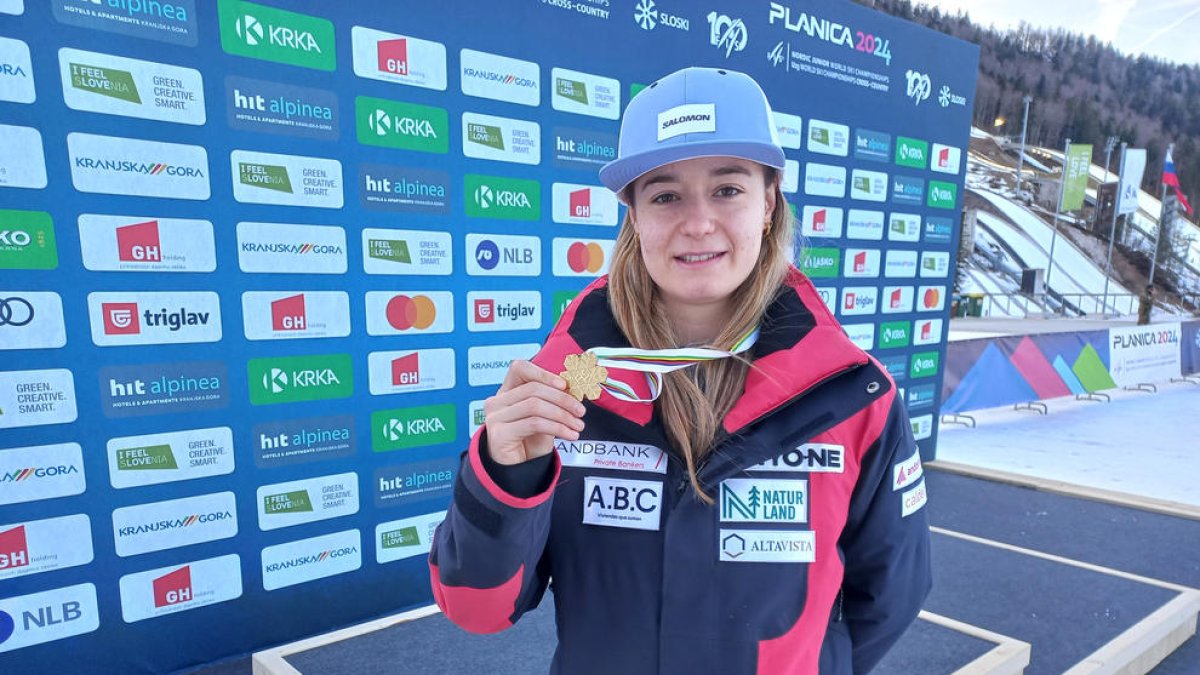 Gina del Rio mostrant la medalla d'or.