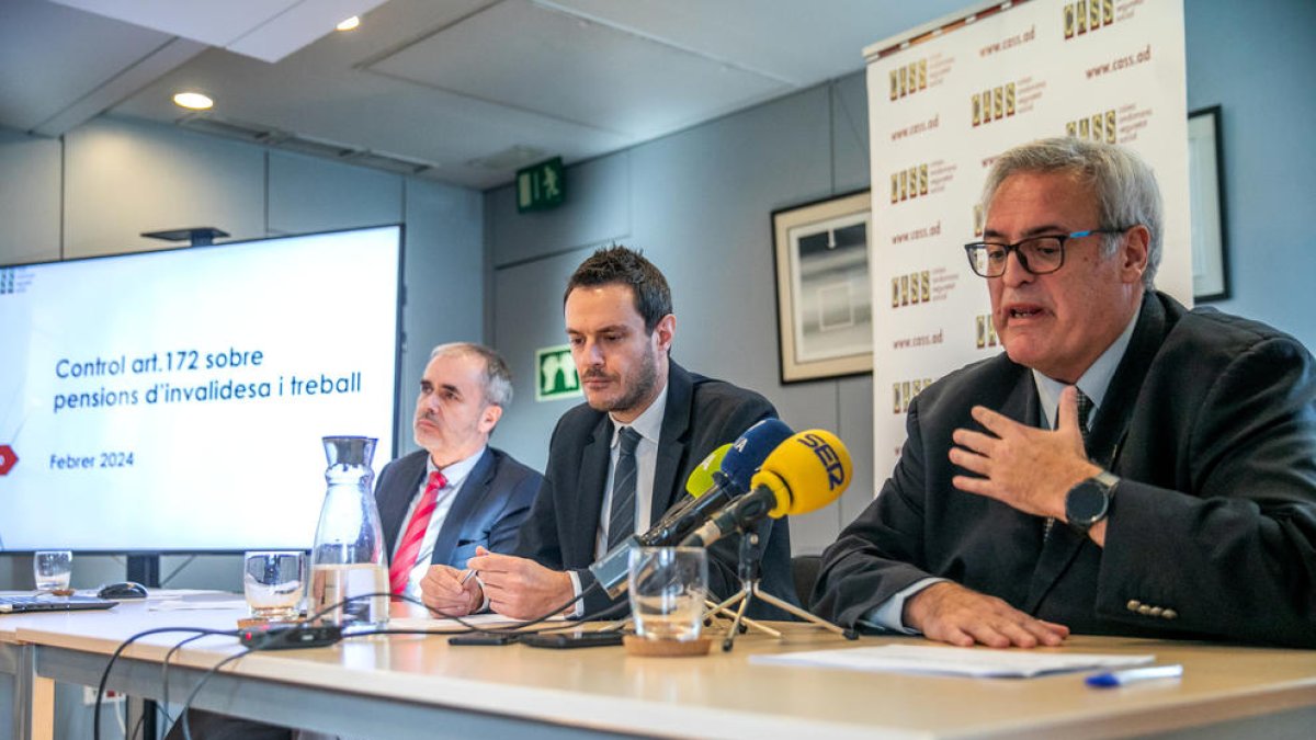 El director, el president i el representant dels pensionistes a la CASS.