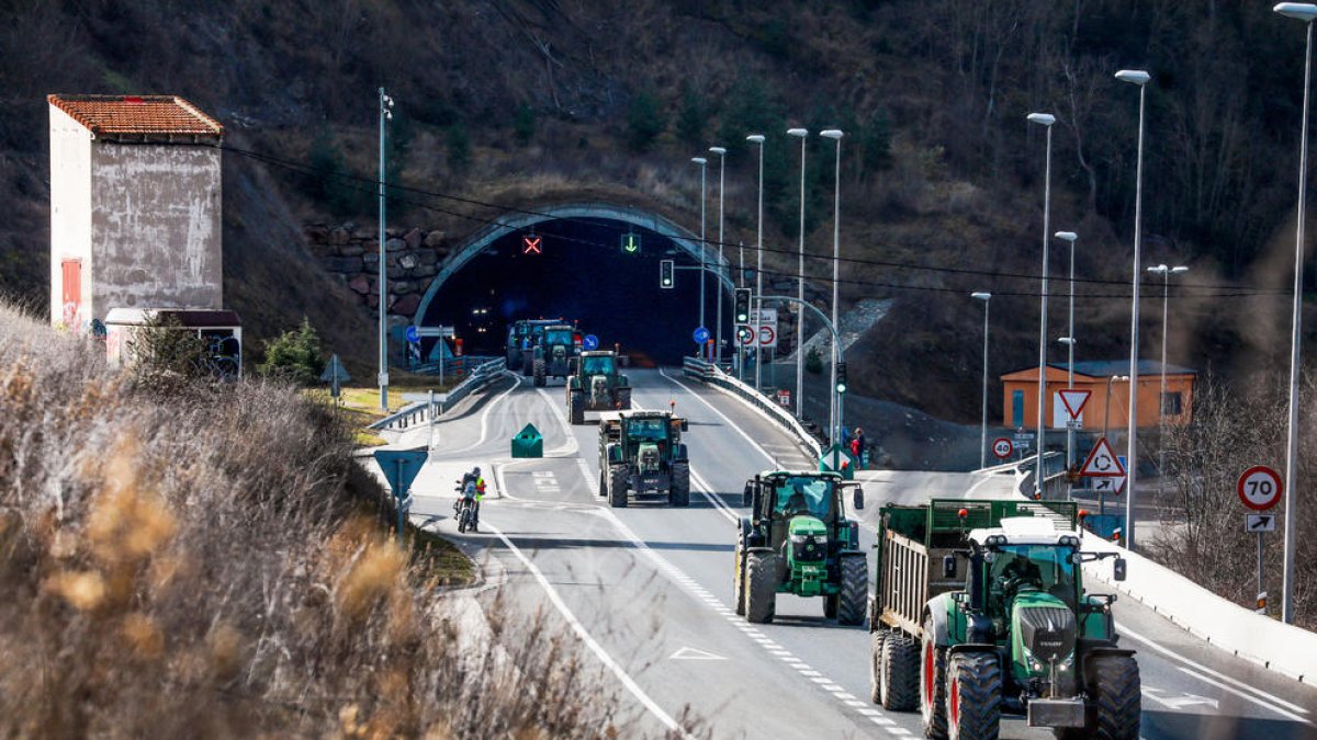Tractors avançant lentament per la carretera.