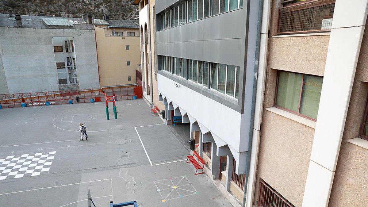 El pati de l'escola francesa de Sant Julià.