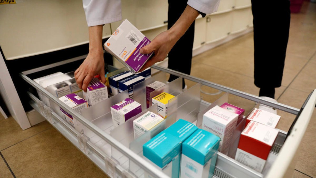 Un conjunt de medicaments en una farmàcia.