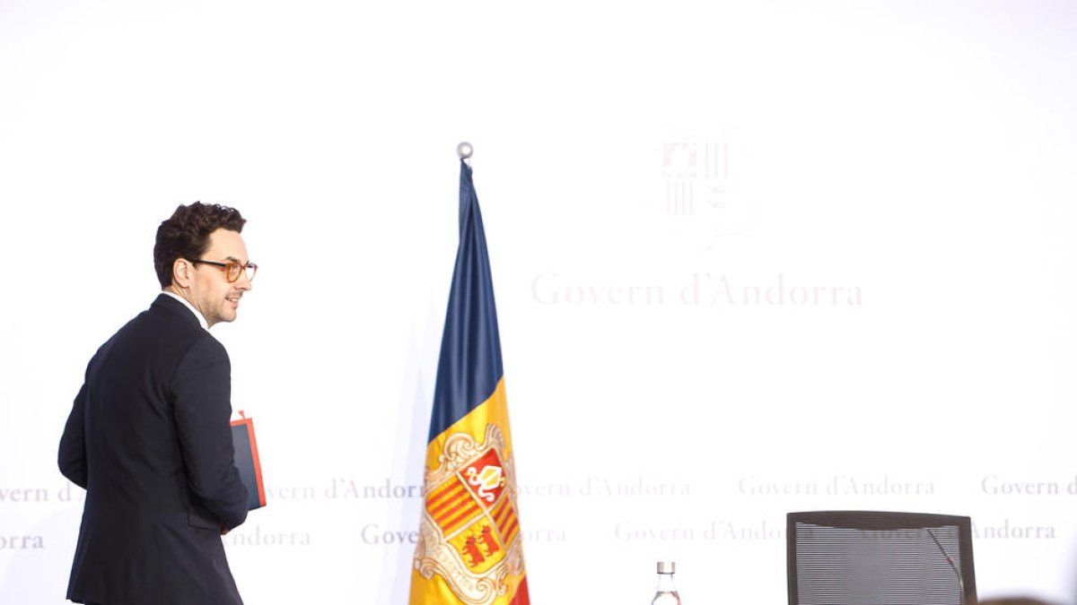 Casal es dirigeix a iniciar la roda de premsa, ahir.
