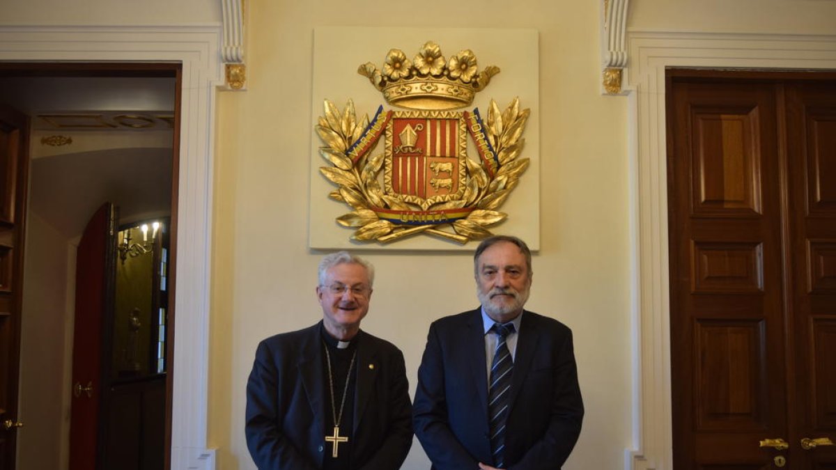 Vives i Vila durant l'acte de visita