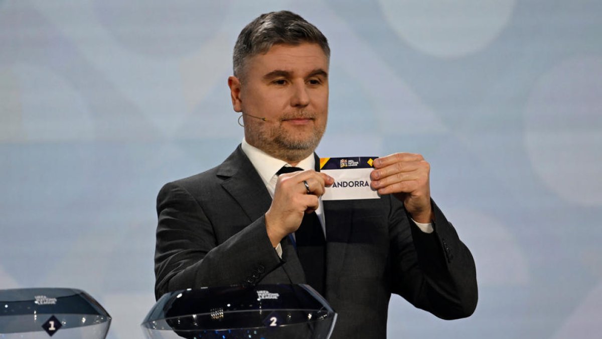 L'exfutbolista letó Marian Pahars va ser la mà innocent del sorteig.