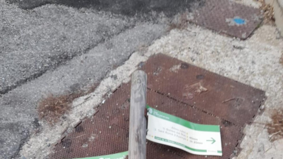 Un dels cartells a terra