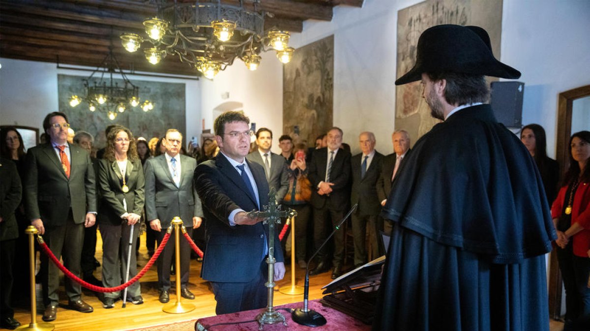 Xavier Cañada jura el càrrec davant del síndic general, Carles Ensenyat.
