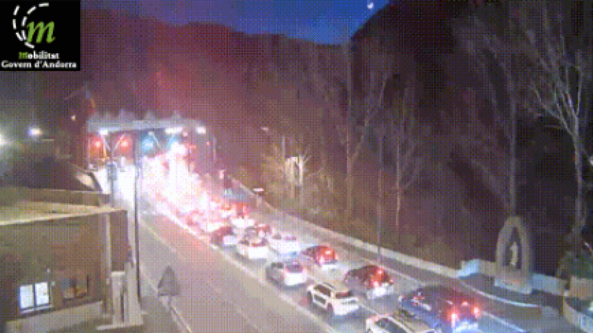 Cua per sortir per la frontera del riu Runer