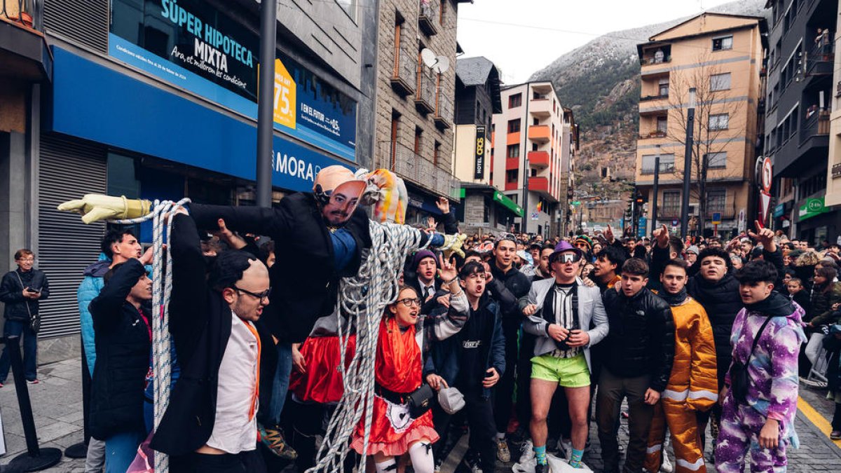La figura de Fernández, abans de la penjada.
