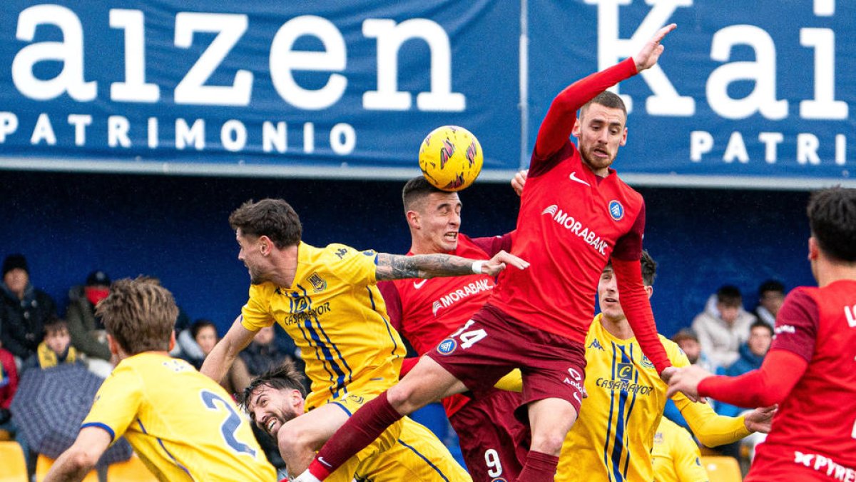 El davanter de l'Andorra Karrikaburu remata una pilota amb el cap en una acció aèria, ahir a Alcorcón.