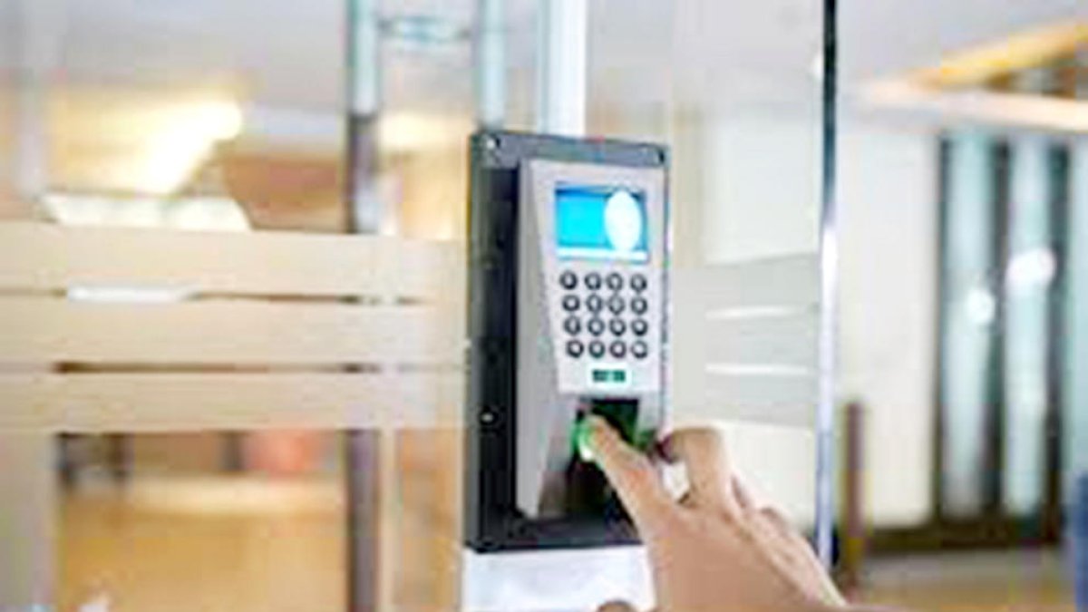 Una persona accedeix a l'oficina amb l'empremta dactilar.