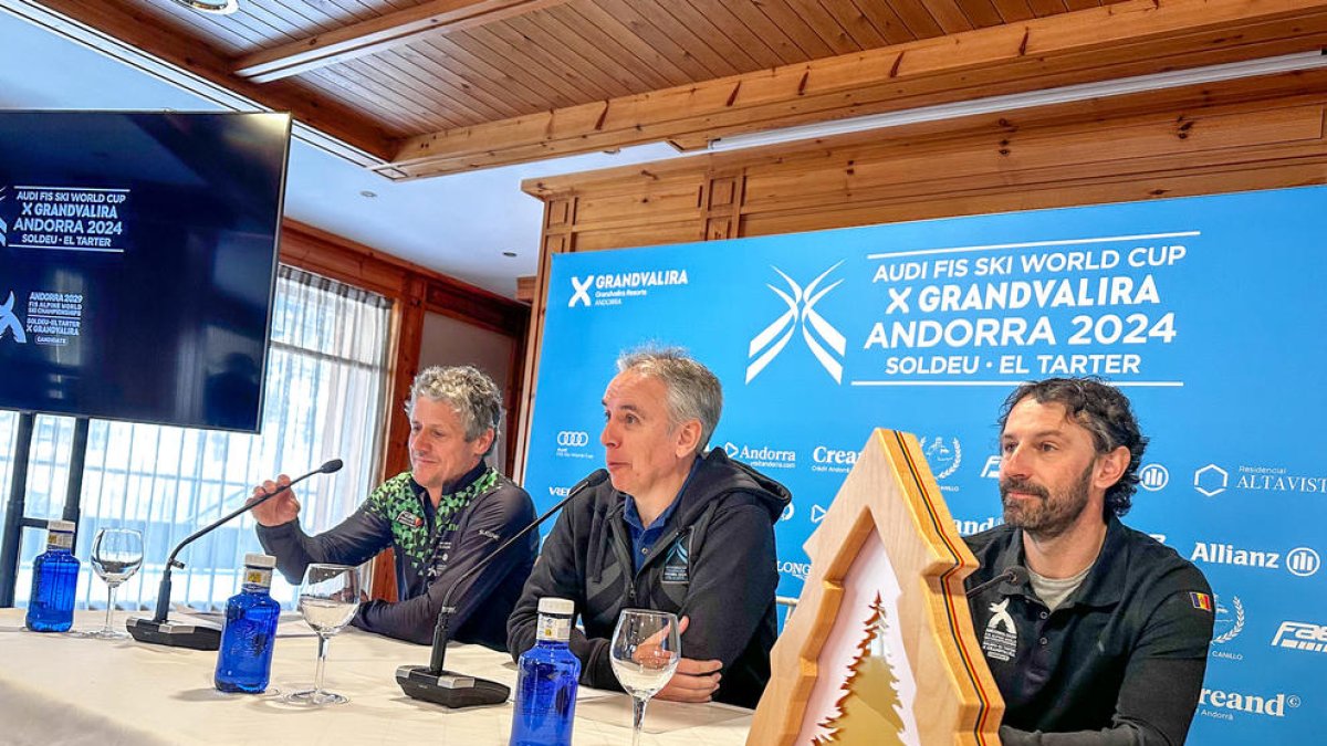 Visa, Hidalgo i López durant la roda de premsa de balanç.