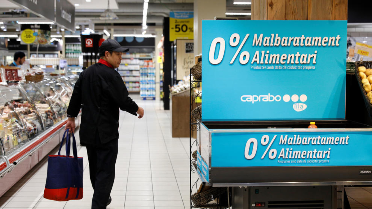 Un home comprant en un supermercat