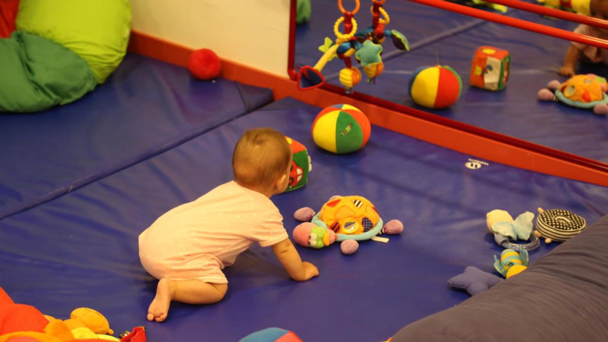 Un infant en una escola bressol.