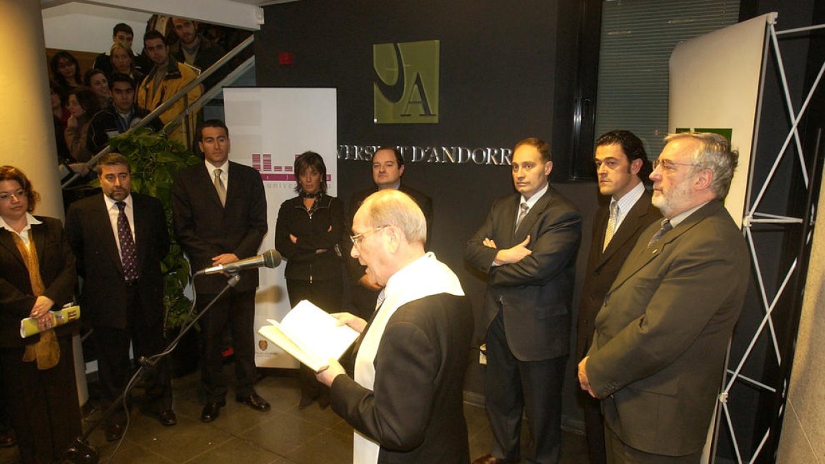 Inauguració de l'edifici principal de l'UdA, el 20 de febrer del 2004.