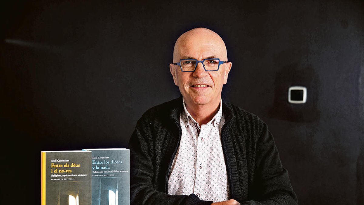 Jordi Corominas, amb els seus llibres.