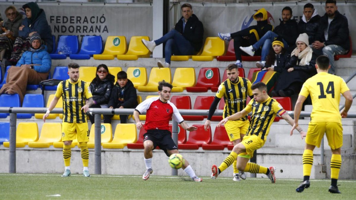 La UE Santa Coloma no pot superar el Penya.