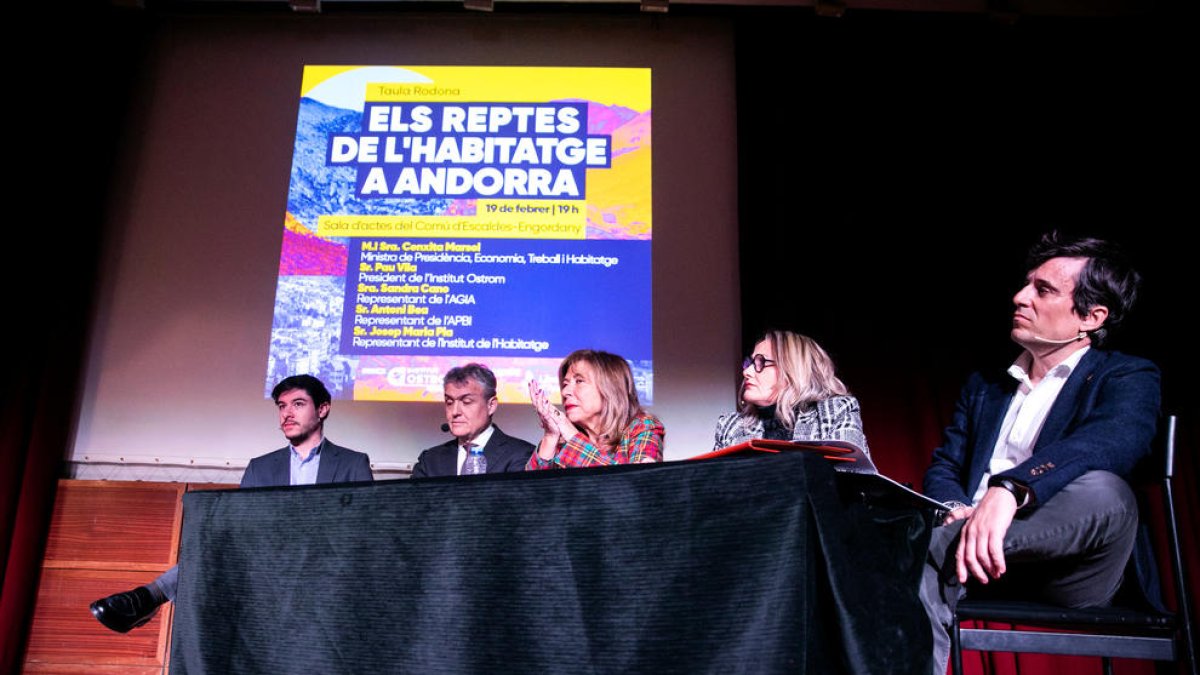 Els membres de la taula rodona amb Marsol al centre.