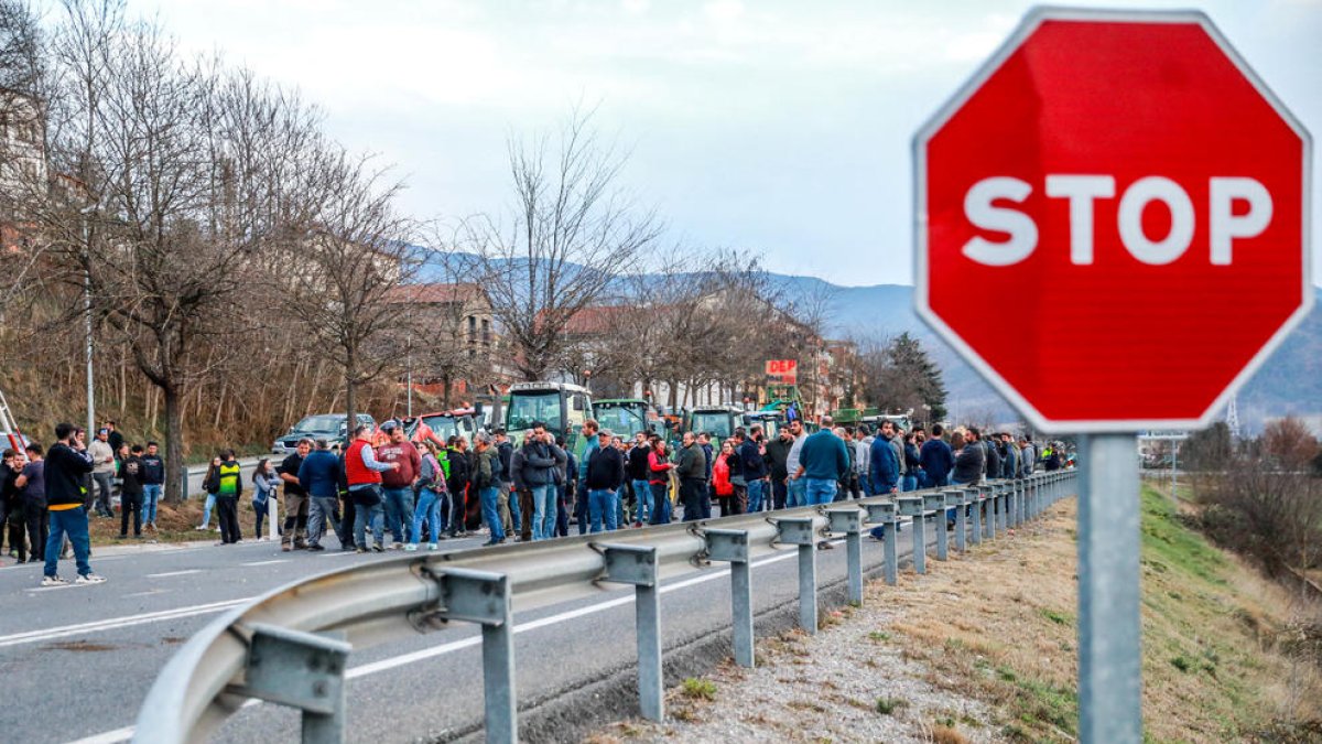 Una mobilització de pagesos i ramaders a la Seu d'Urgell que va obligar a tallar el trànsit.