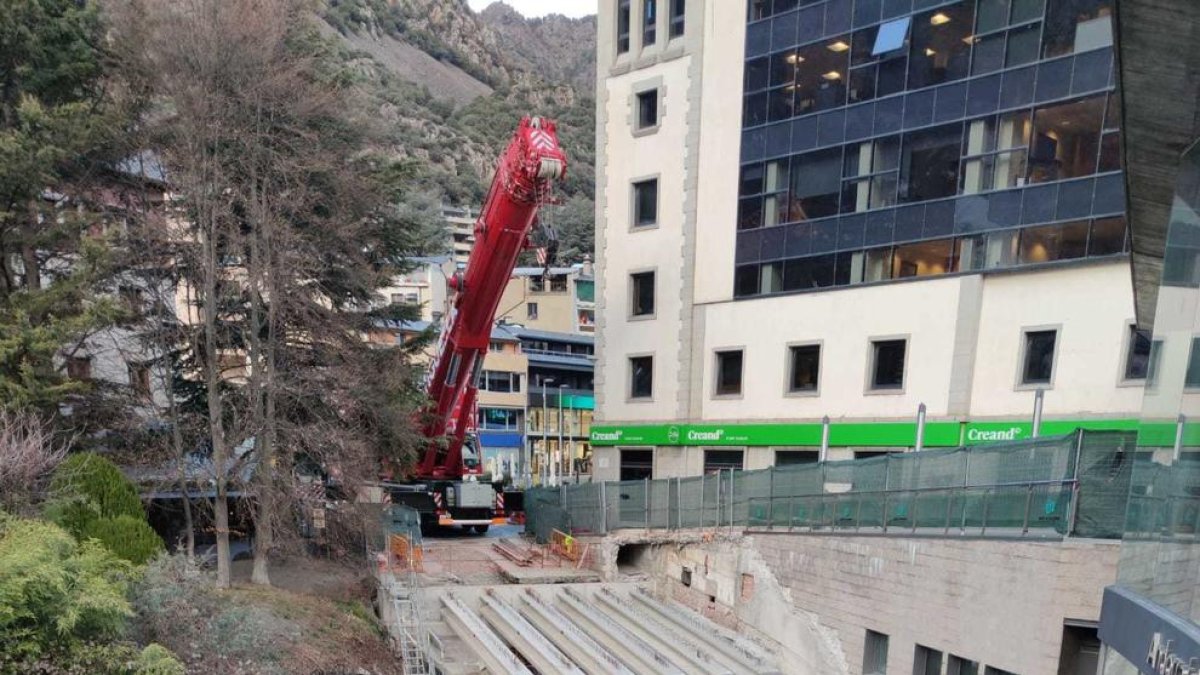 Col·locació de les bigues al viaducte de Doctor Vilanova