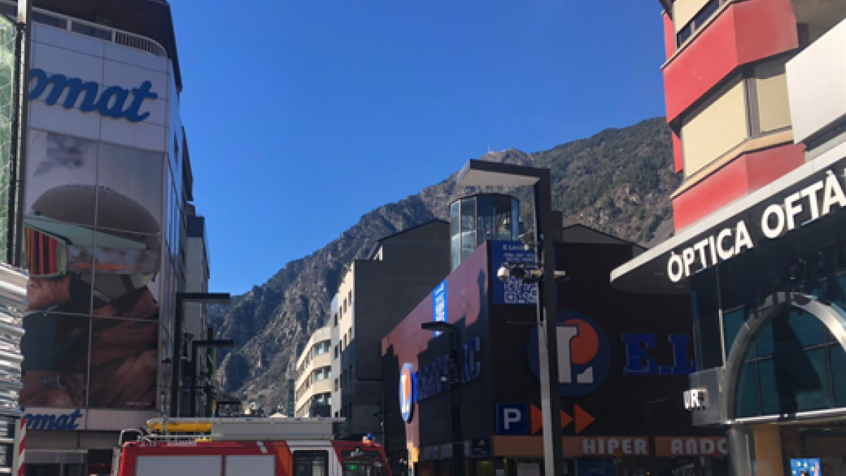 Dotació de bombers desplaçada per alerta d'olor