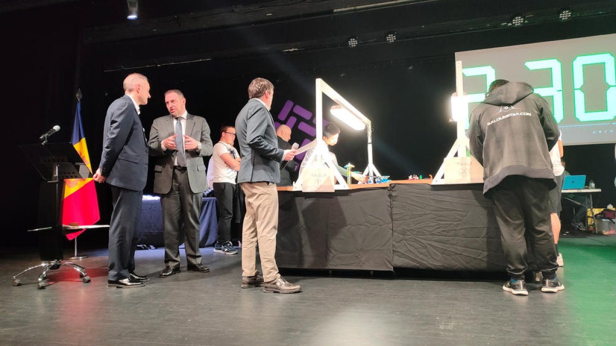 Bardina i Nadal durant la final de la First Lego League.