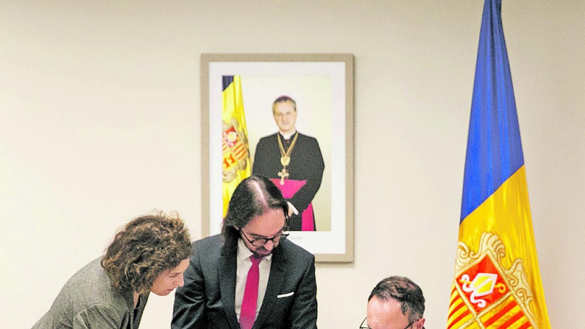 Xavier Espot amb Landry Riba i Maria Ubach abans de la reunió.