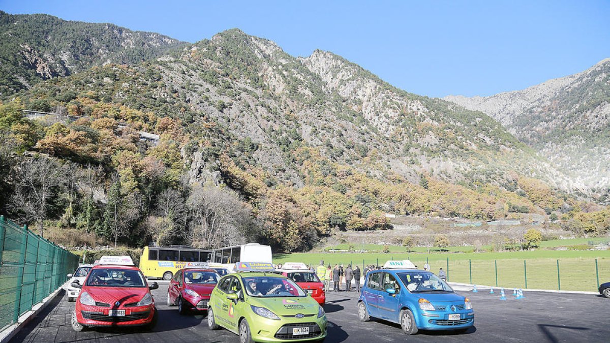 Un grup de cotxes estacionats en un camp de pràctiques.