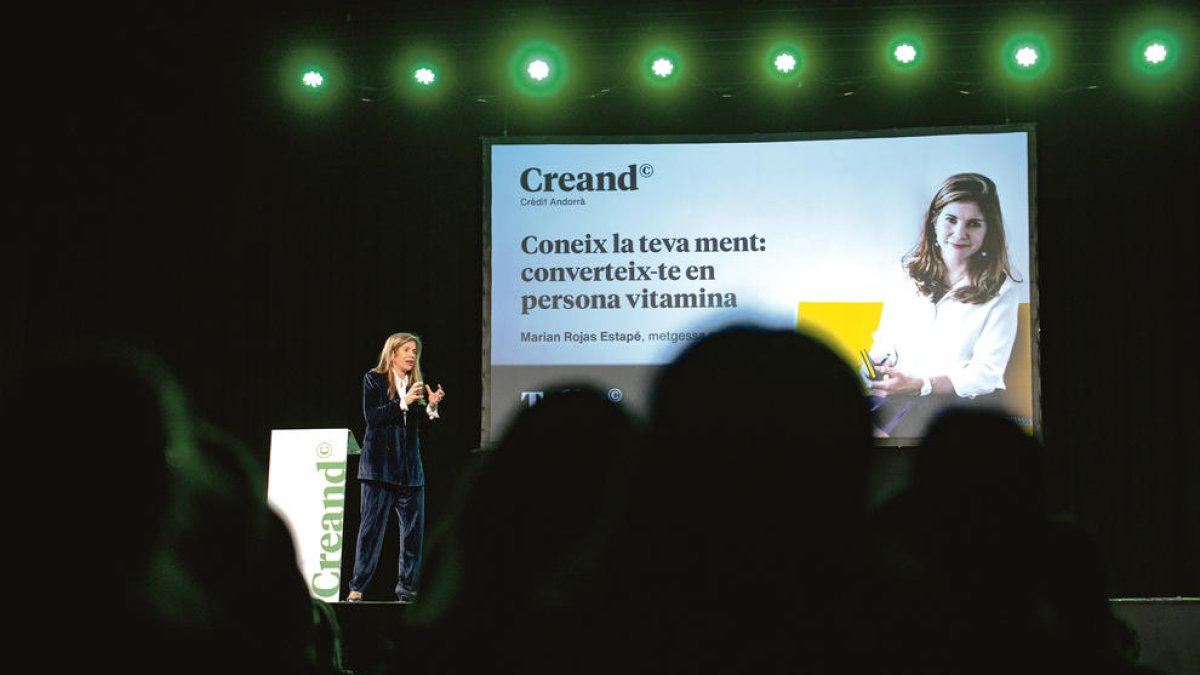 Ple a la conferència de Marian Rojas