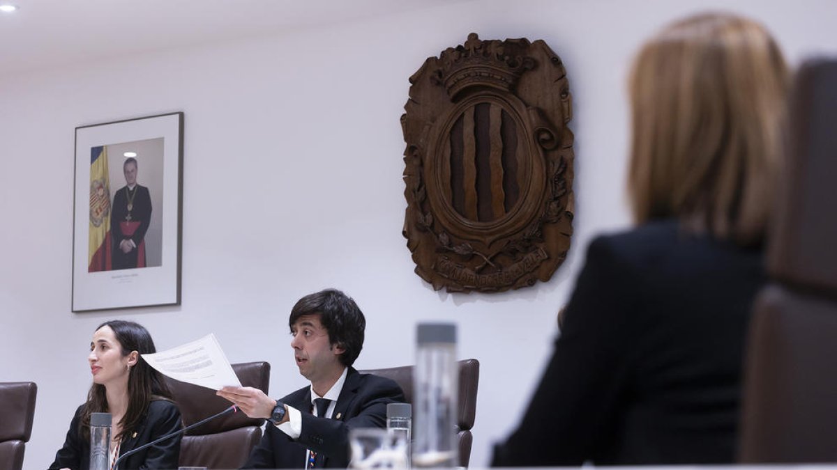 El cònsol major, Sergi González en sessió comunal