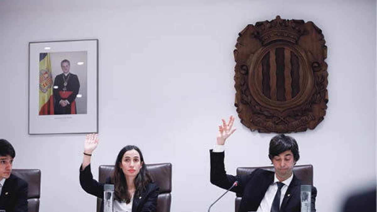 Els cònsols, Sergi González i Olalla Losada, en un consell de comú.