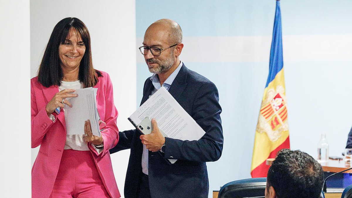 La ministra Mònica Bonell i el director de Política Lingüística, Joan Sans.