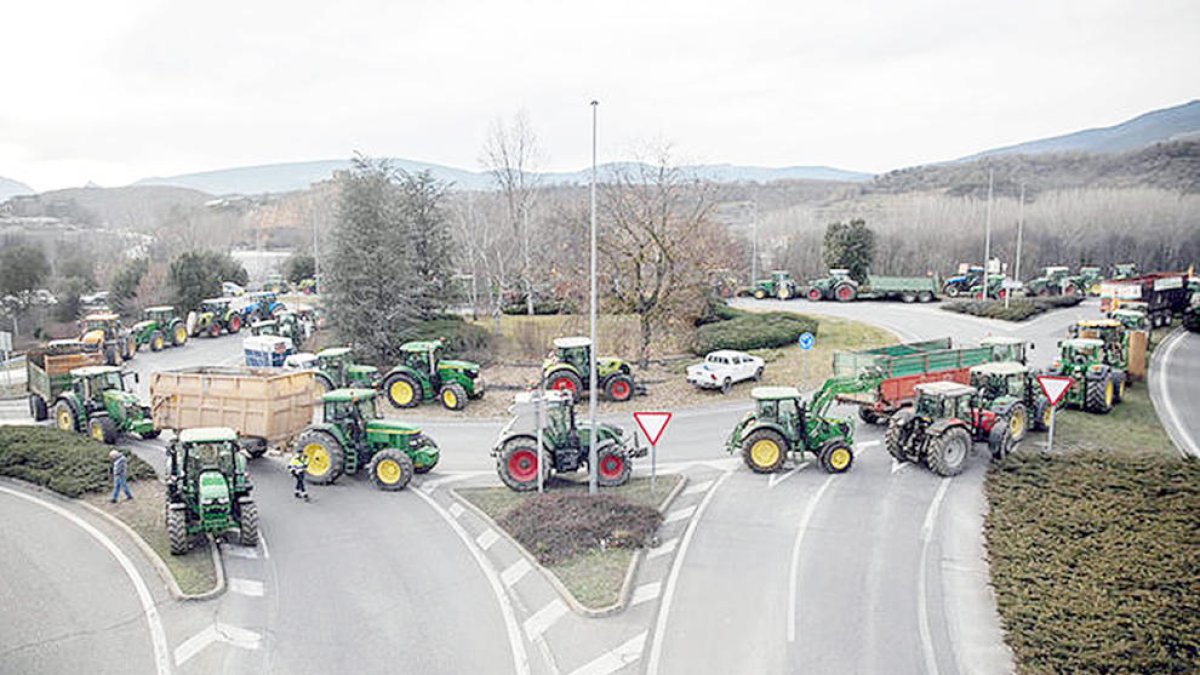 Tractors bloquejant la rotonda de la Seu.