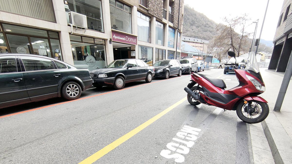 Zones 'taronja' al carrera L'Aigüeta.