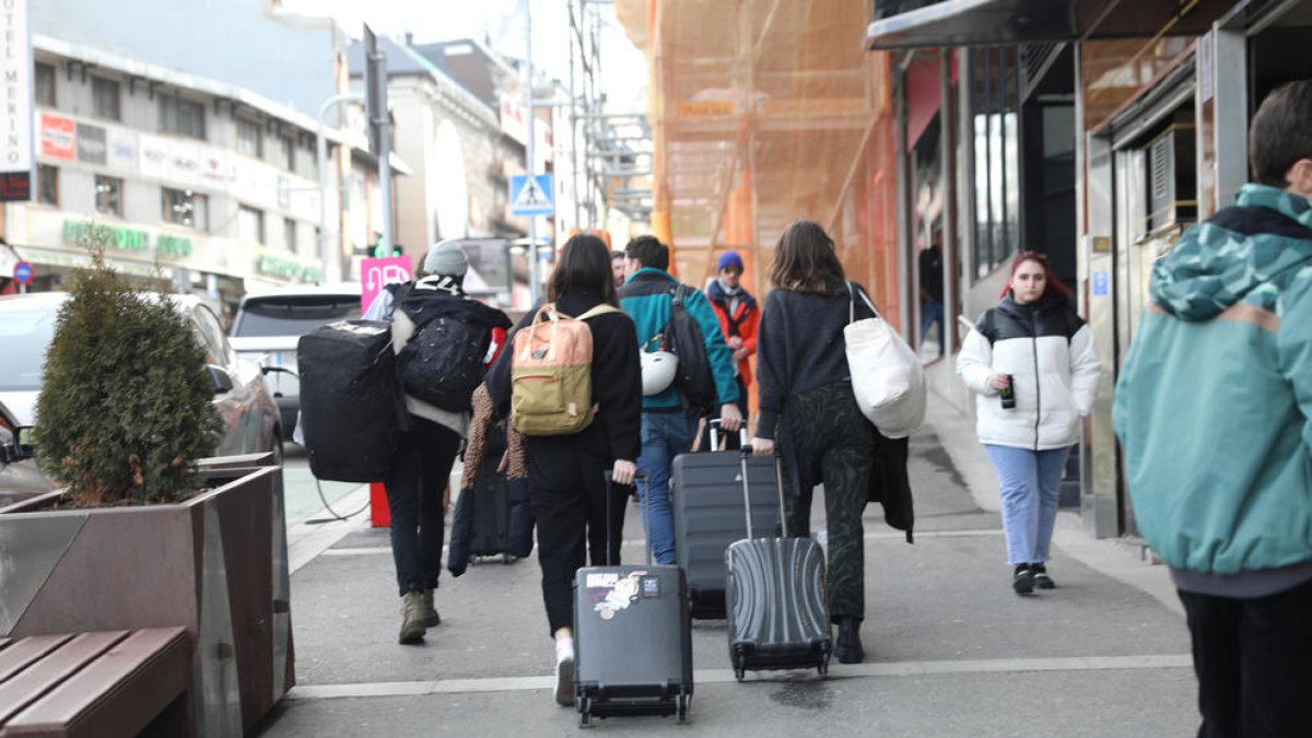 Turistes amb maletes al Pas de la Casa.