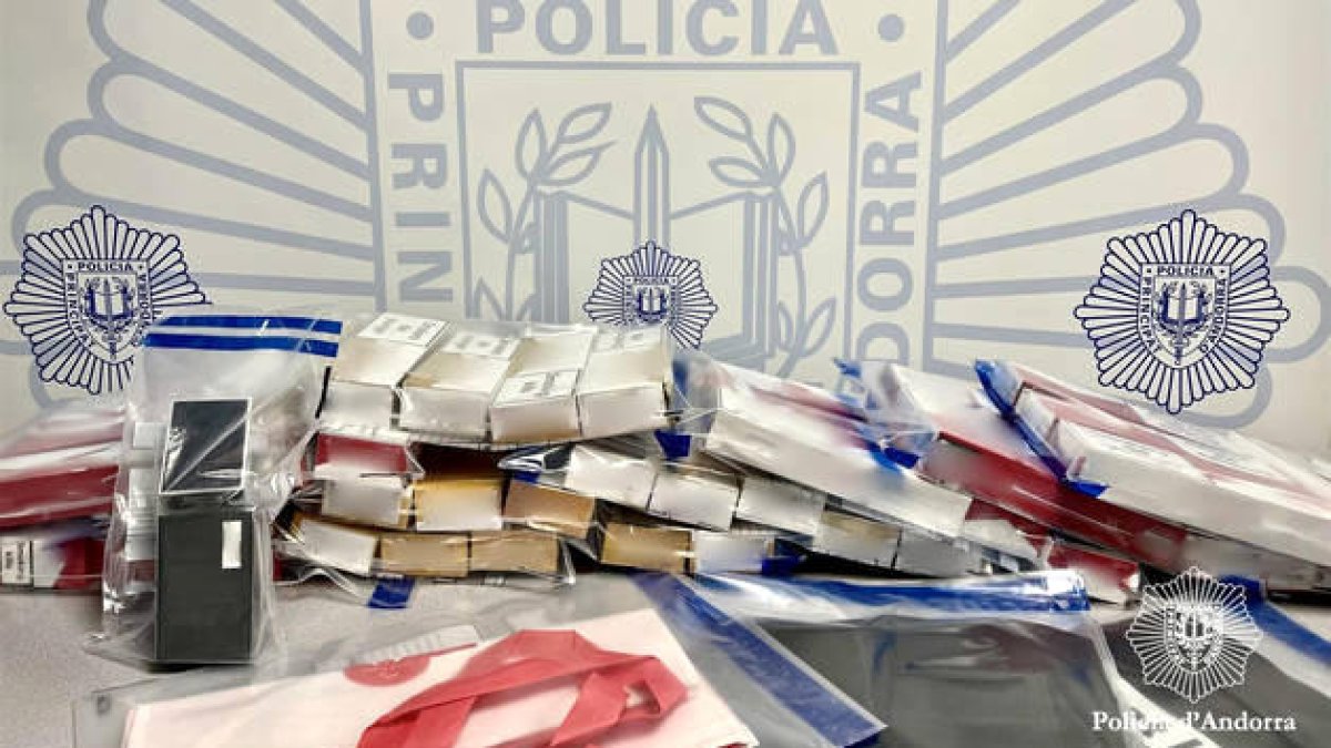 Mercaderia furtada intervinguda per la policia als quatre detinguts.
