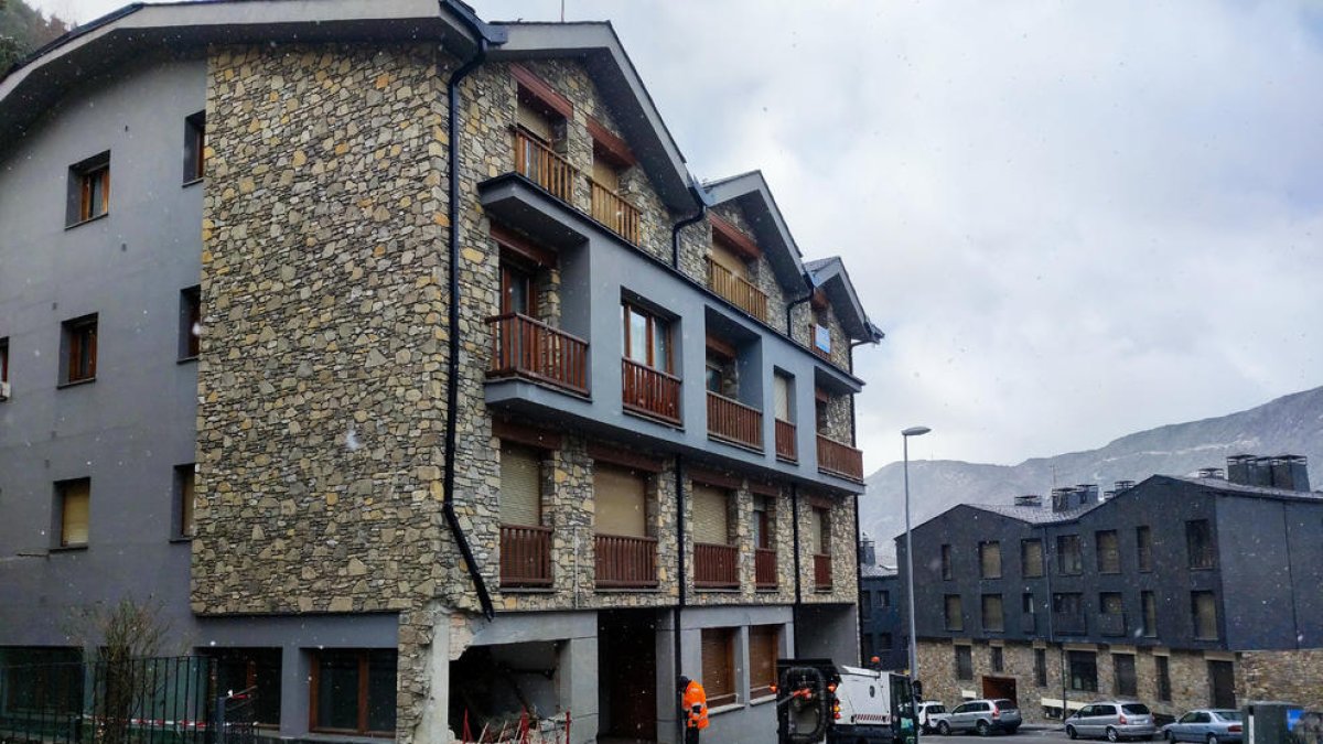Edifici malmés als Cortals d'Encamp per la topada del camió de l'accident mortal