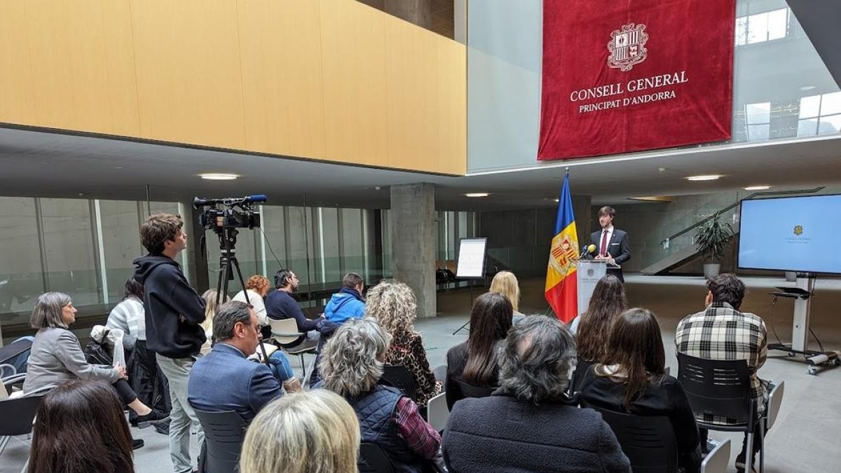 Carles Ensenyat durant la presentació dels actes commemoratius de la Constitució