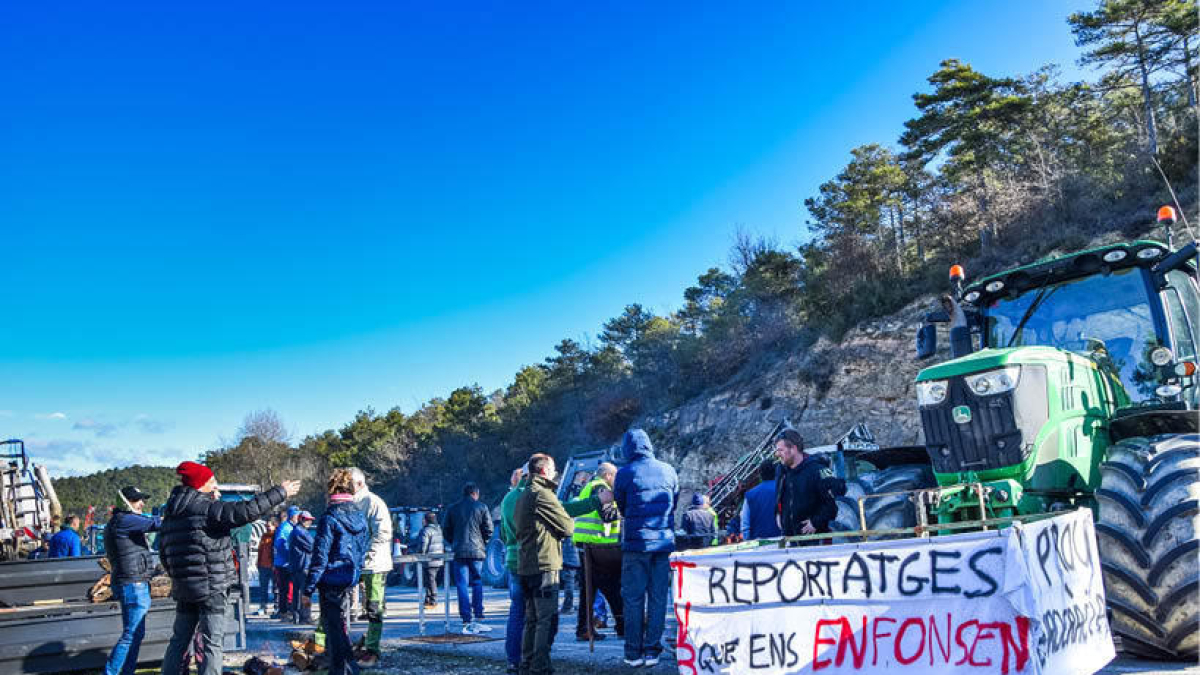 Pagesos catalans tallant l'accés a Andorra a la C-14
