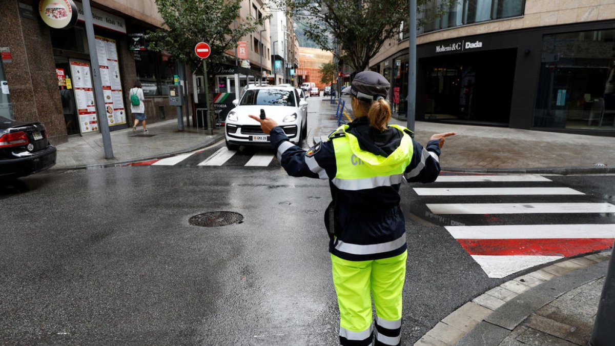 Una agent de circulació d'Andorra la Vella regulant el trànsit.
