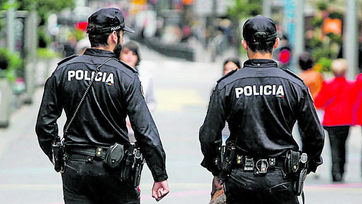 Dos agents de policia.