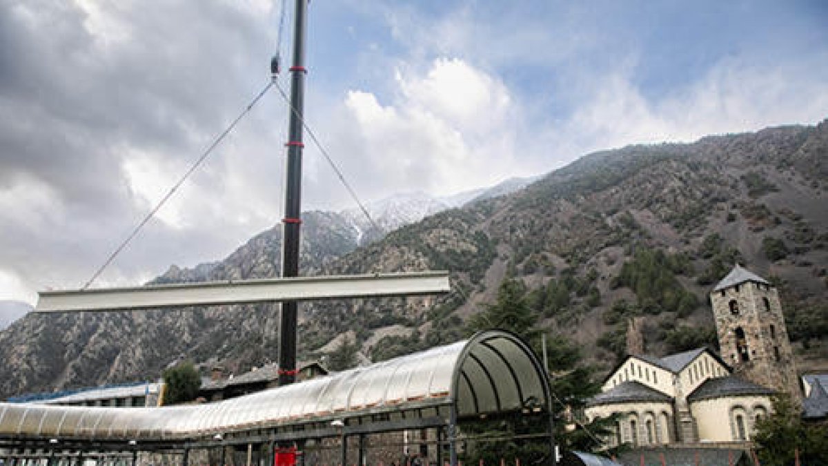 Treballs de col·locació d'una biga.