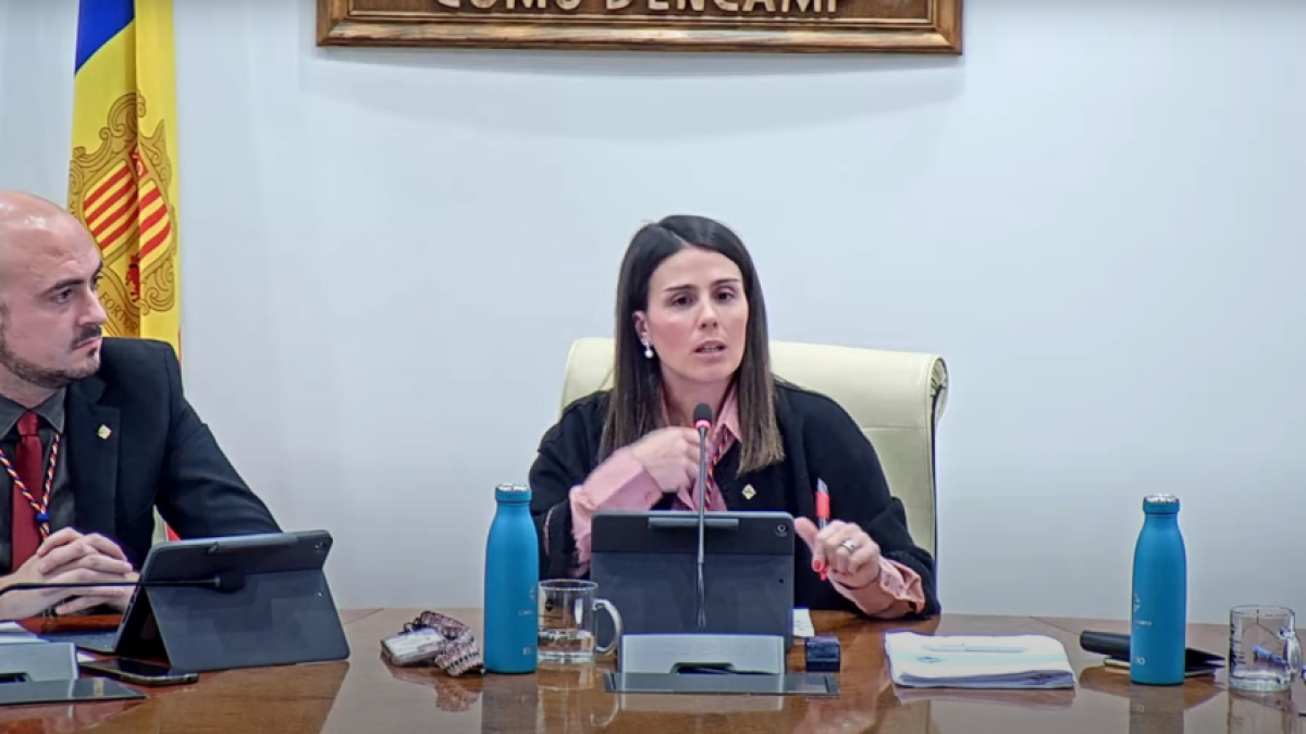 La cònsol major durant el consell de comú