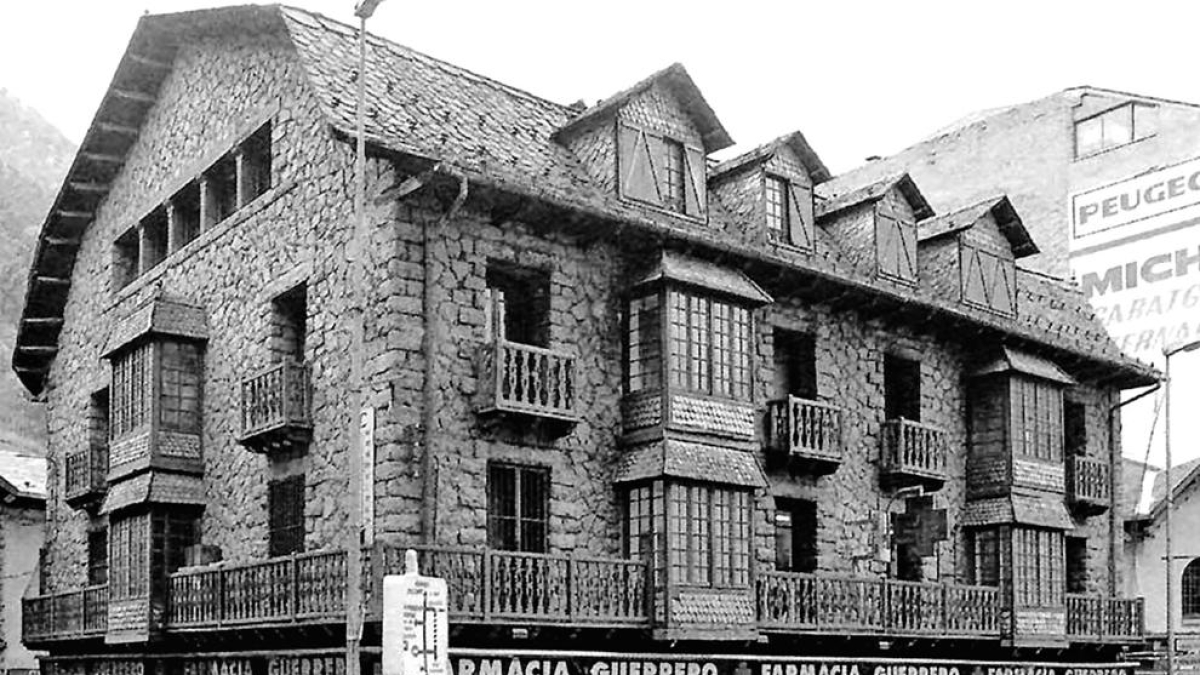 La casa Lacruz fotografiada el març del 2004.