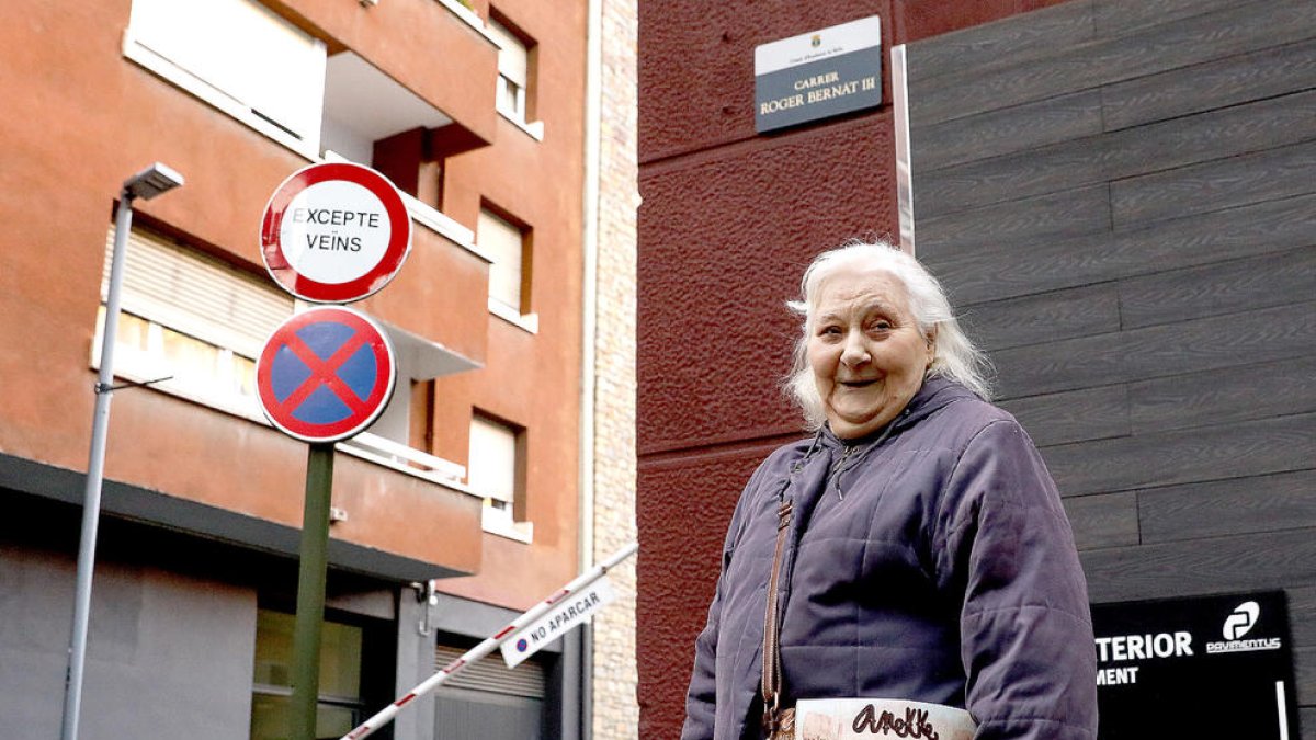 Isabel Ruiz al carrer Callaueta, davant de l'mmoble on viu.