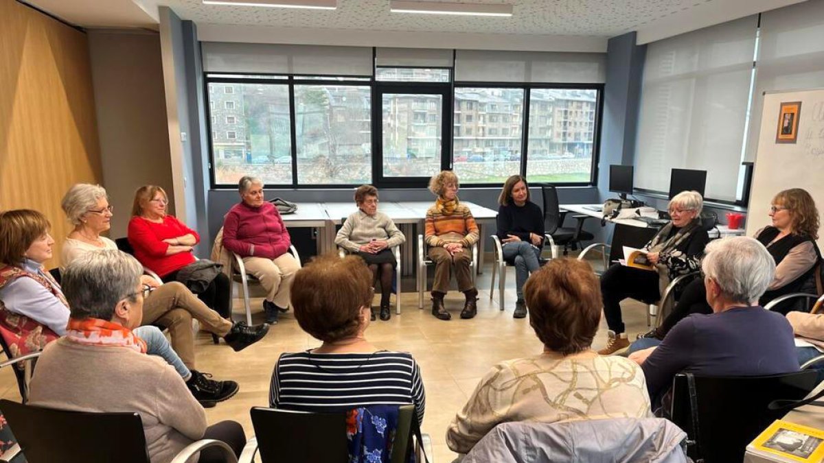 Inici del club de lectura amb gent gran a la Massana