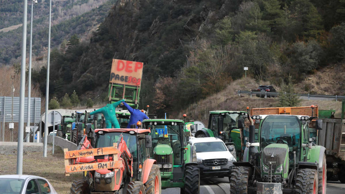 Tot de tractors bloquejant el pas de vehicles