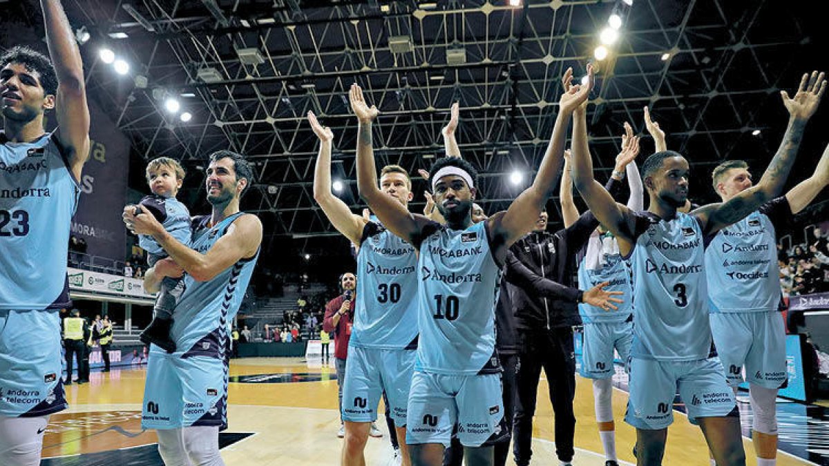 Els jugadors del MoraBanc celebren la victòria contra l'UCAM Múrcia.