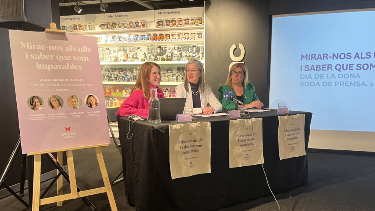 Bàrbara Travesset, Sílvia Beltran i Mònica Codina en la presentació de la taula rodona